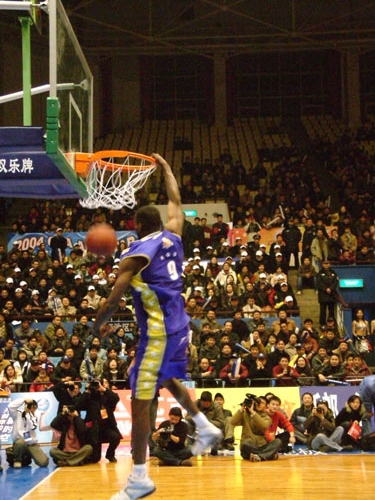 埃默松：我并不怀念在米兰的日子；那儿的人聊我比聊C罗还多（埃默松：不怀念在米兰的岁月，那里对我的讨论热度甚至高过C罗）