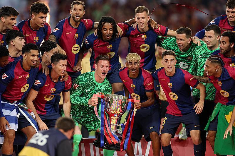 中超欠薪问题严峻，俱乐部准入难，财务困境持续，亟需解决。（中超欠薪严峻、准入受阻，财务困局持续，亟待化解）