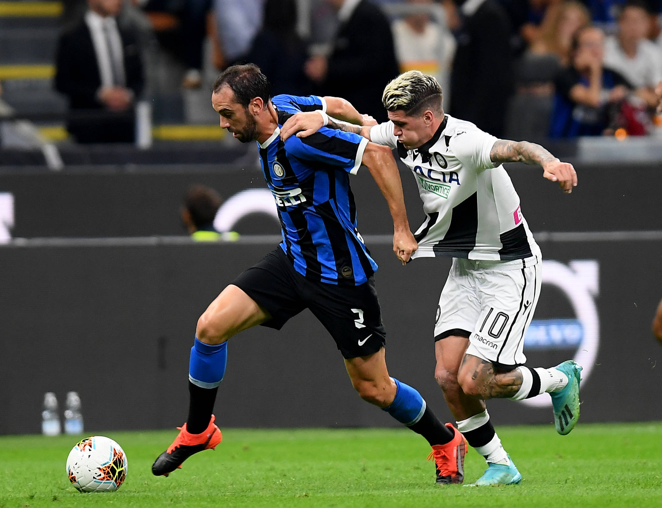 利物浦官网仅放萨拉赫抢圈训练图，未展示其与队友拥抱镜头（利物浦官网仅公布萨拉赫抢圈训练照片，未公开其与队友拥抱画面）