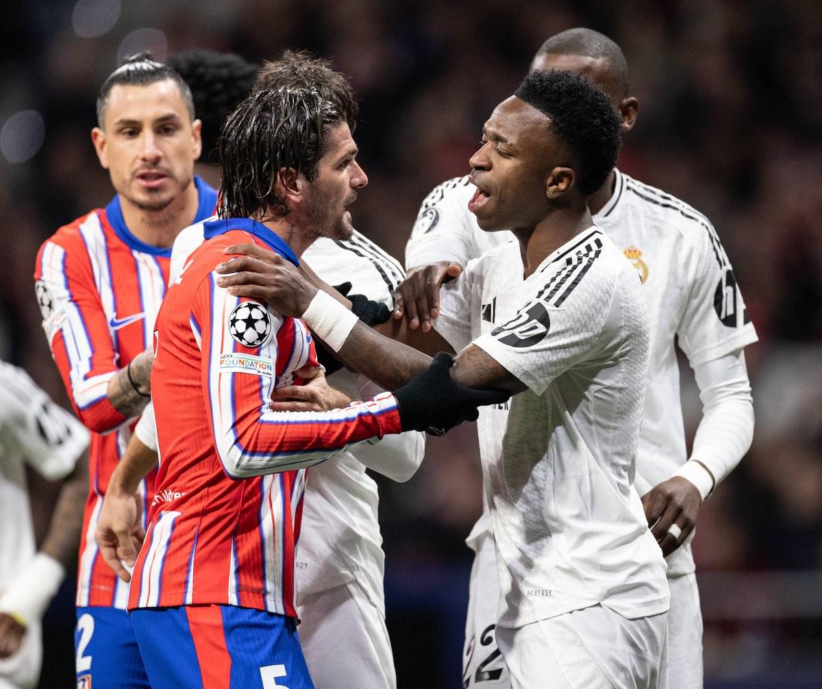 今天，法比奥特地找到训练基地负责洗衣的工作人员邵...（法比奥今日前往训练基地，专程探访负责洗衣的邵师傅）